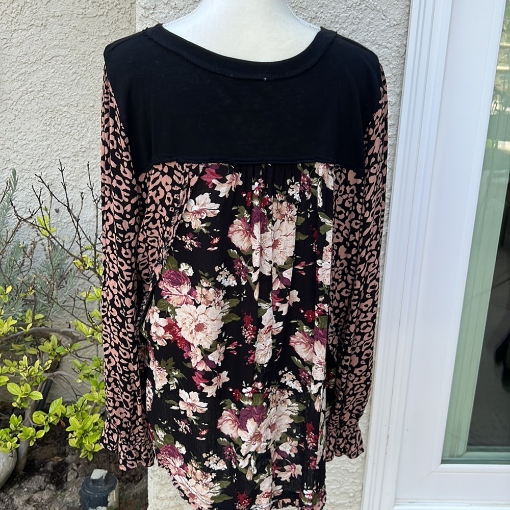 💚Umgee Black Boho Top with Leopard Sleeve Floral Back Women's Size L - Picture 5 of 10